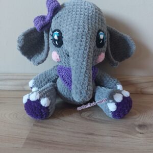 Lilla, amigurumi kiselefánt figura, szürke zseníliafonálból horgolt, lila masnival, sállal és tappancsokkal, nagy szemekkel és rózsaszín pofival