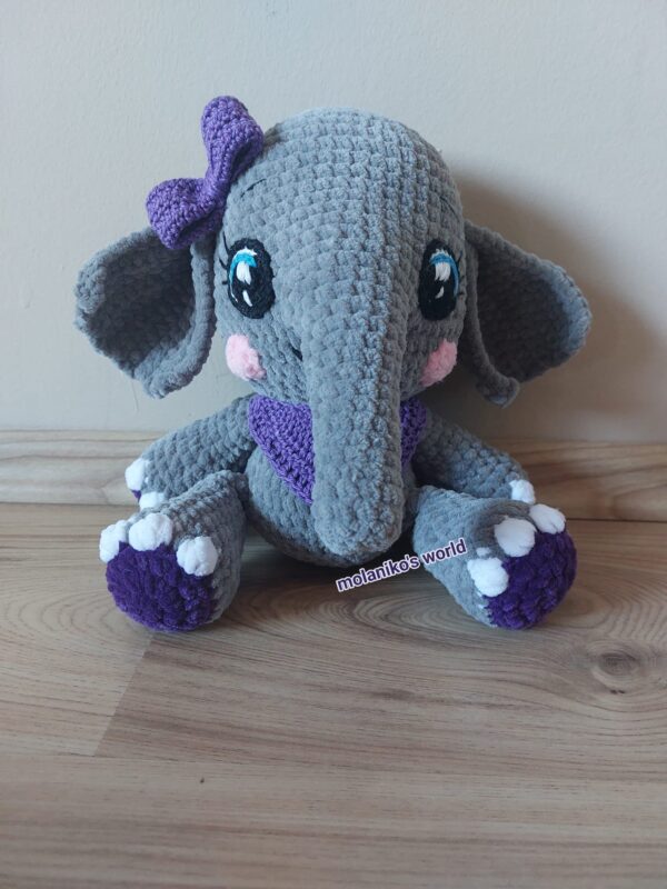Lilla, amigurumi kiselefánt figura, szürke zseníliafonálból horgolt, lila masnival, sállal és tappancsokkal, nagy szemekkel és rózsaszín pofival