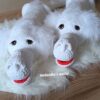 Falcor, amigurumi sárkányfigura, fehér zseníliafonálból horgolt, hosszú pofával, fekete szemekkel és piros szájjal, puha bundán ülve