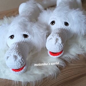 Falcor, amigurumi sárkányfigura, fehér zseníliafonálból horgolt, hosszú pofával, fekete szemekkel és piros szájjal, puha bundán ülve