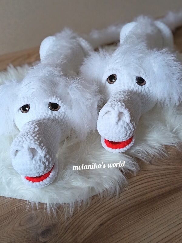 Falcor, amigurumi sárkányfigura, fehér zseníliafonálból horgolt, hosszú pofával, fekete szemekkel és piros szájjal, puha bundán ülve