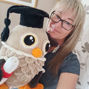 Óriás ballagási bagoly-amigurumi figura